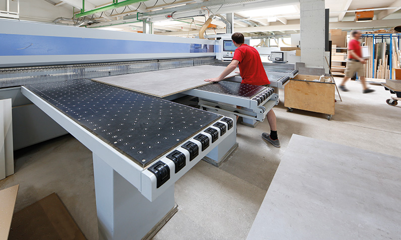 Plattenzuschnitt mit Bediengerät und Etikettendrucker.