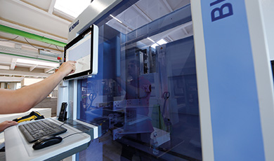 CNC Bearbeitungszentren mit Barcode-Scanner und Online-Anbindung.