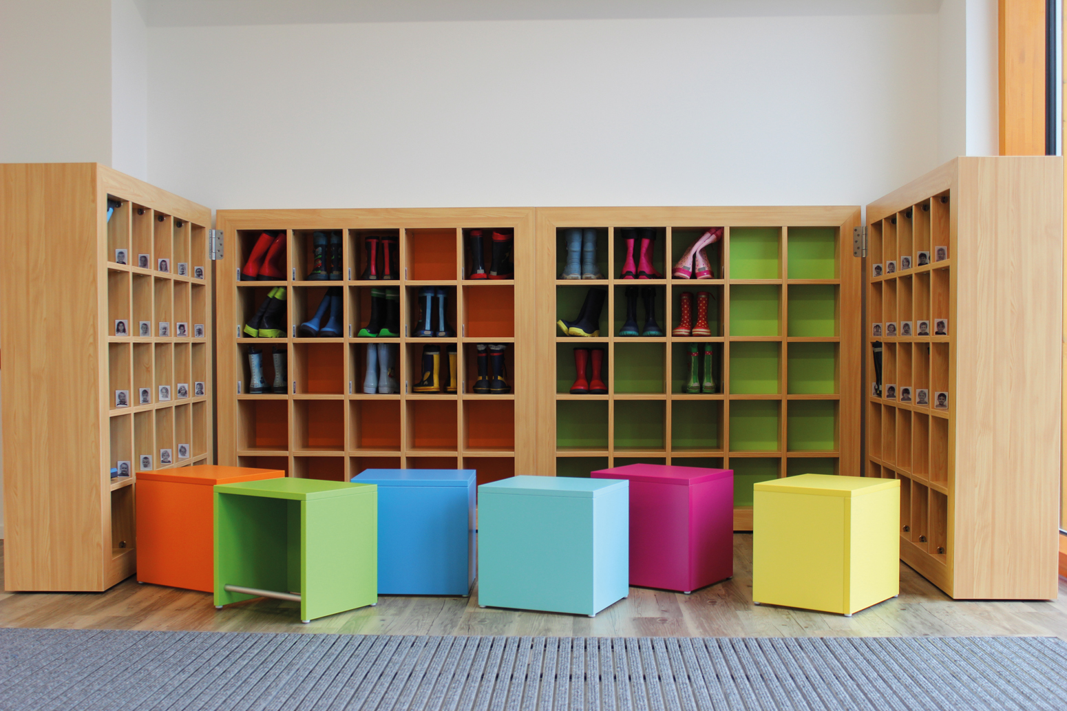 Schuhregale zum Aufklappen.