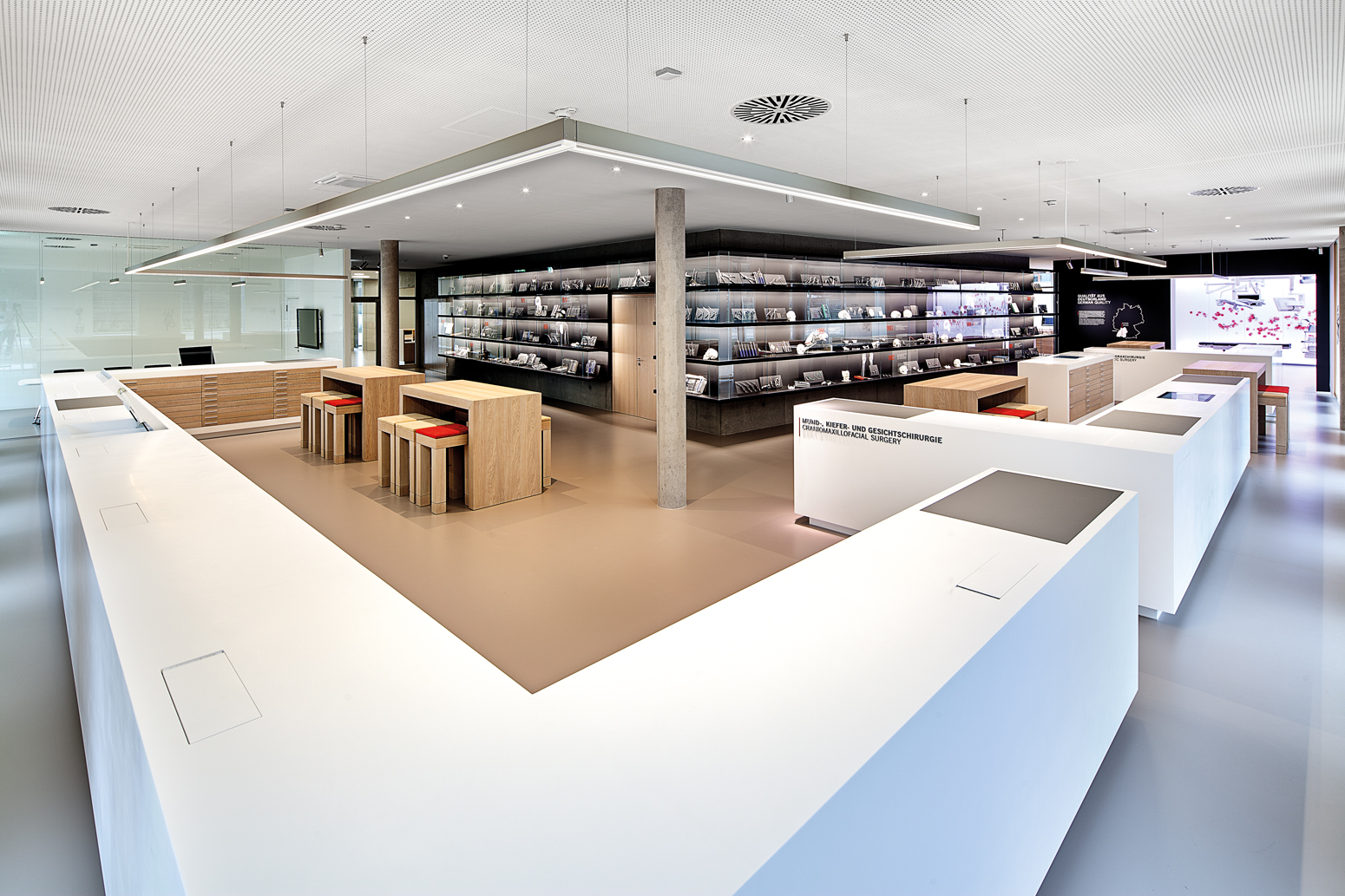 Showroom: Theke mit ausfahrbaren Monitoren zur Instrumenten-Präsentation.