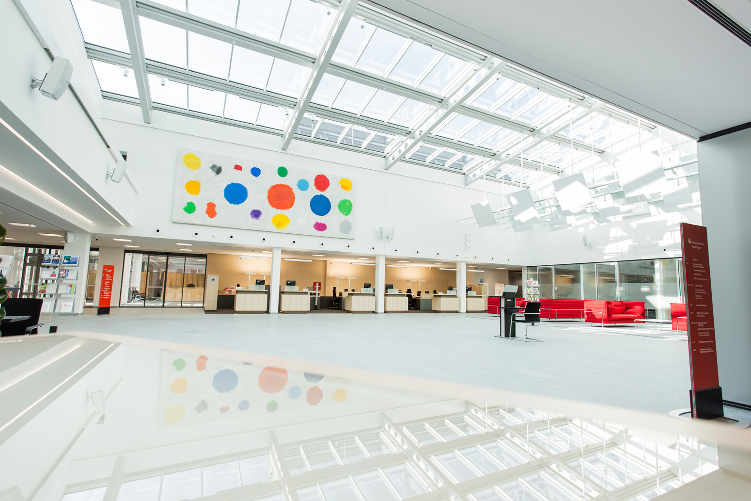Eindrucksvoll offener Einblick in die Kundenhalle einer Hauptstelle.