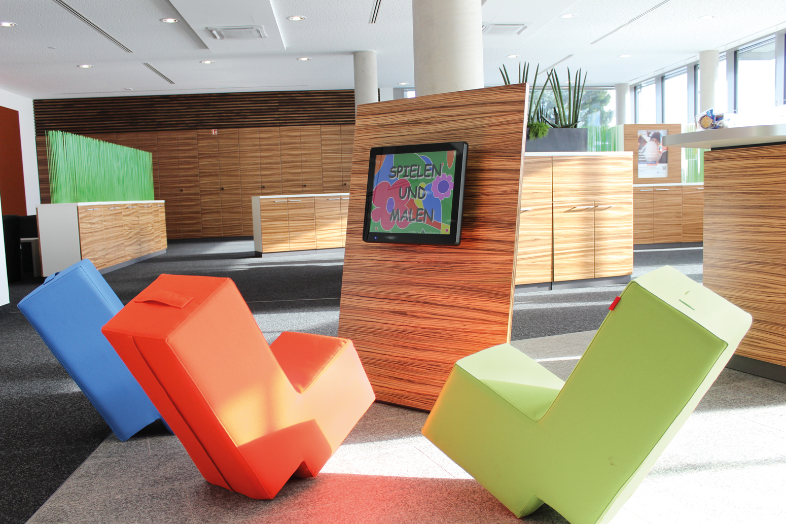 Der Kinderbereich sorgt für kurzweilige Wartezeiten.