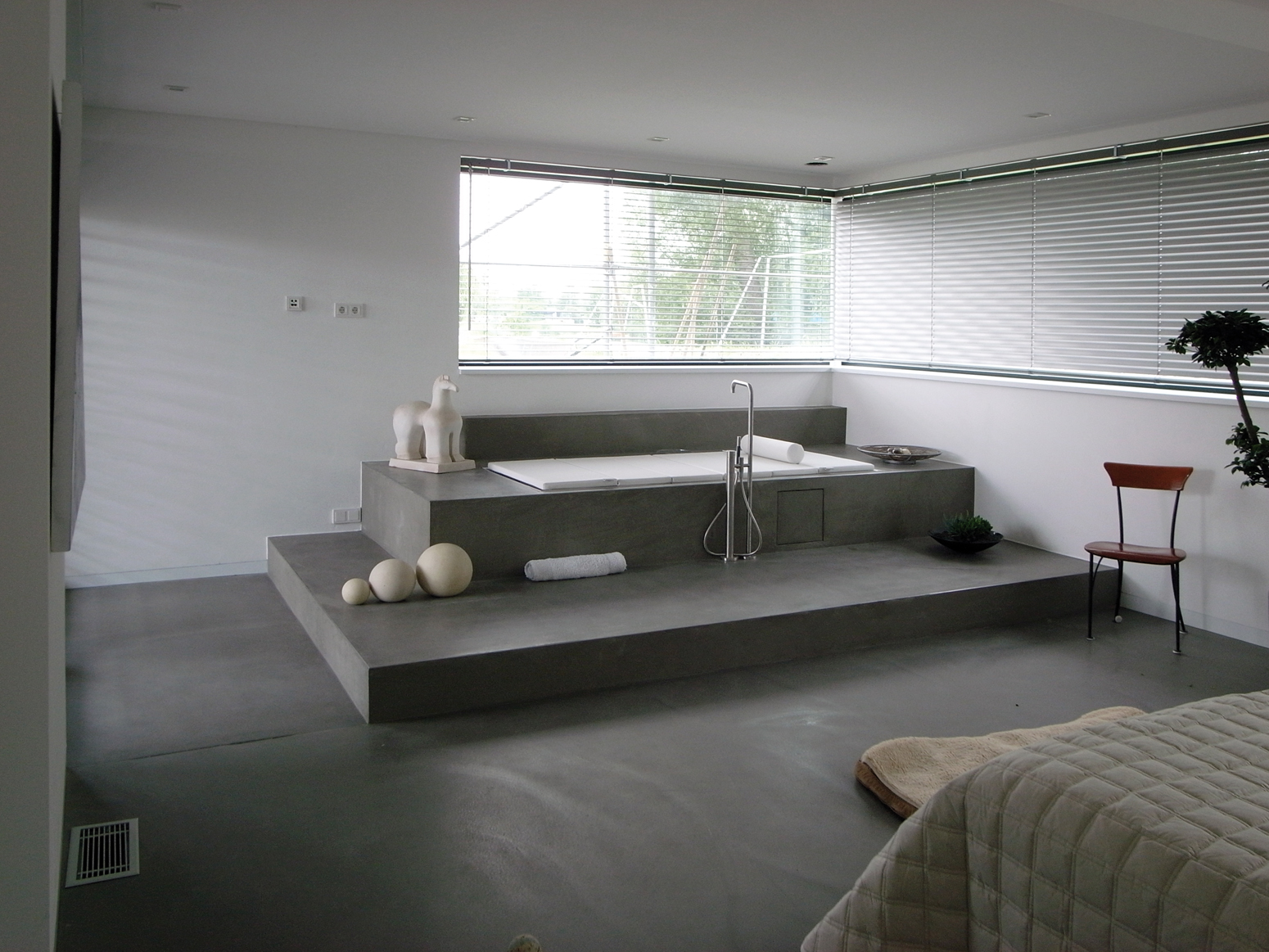 Eingelassene Badewanne in einem Podest.