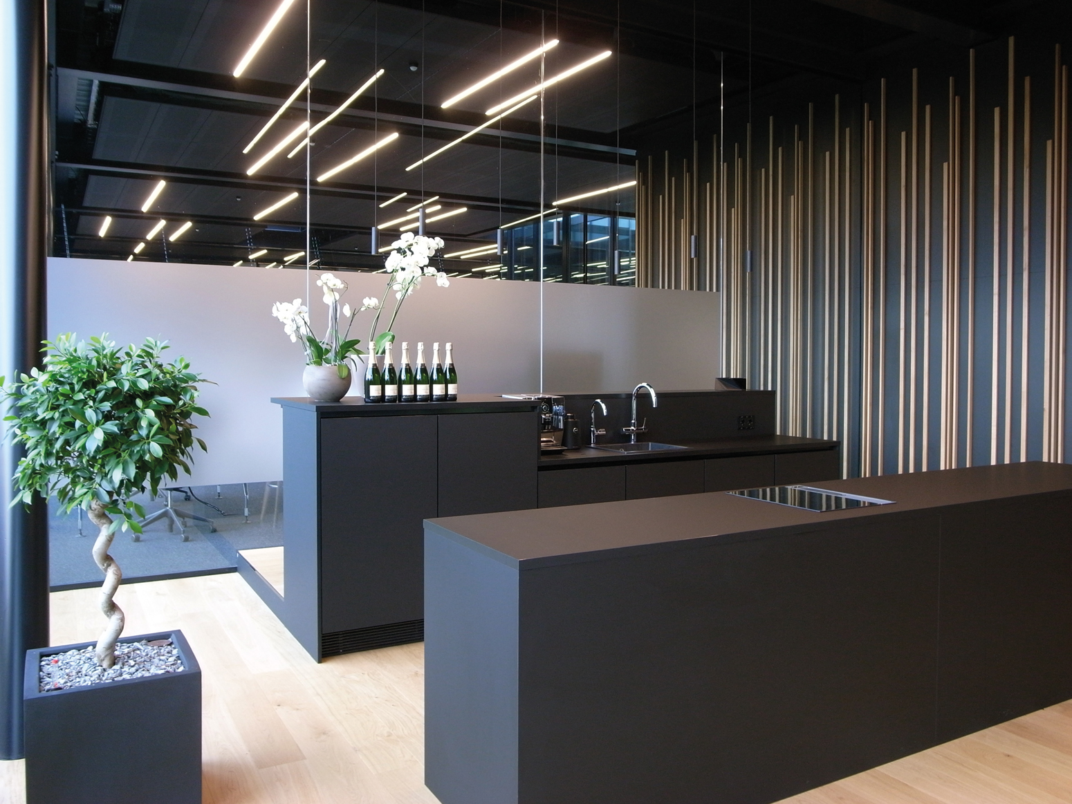 Individuell: Küchenzeile mit Bartheke in der Cafeteria.