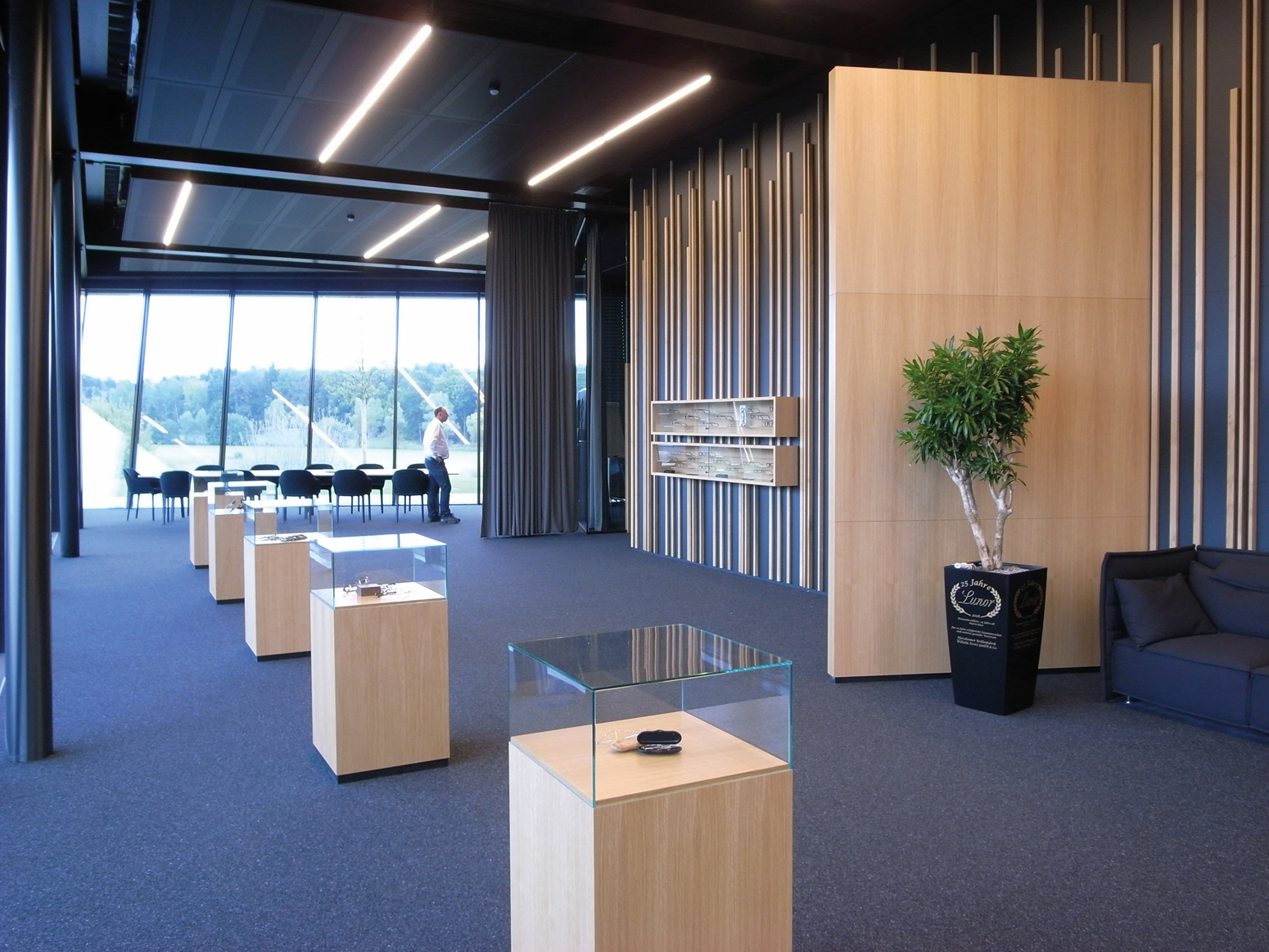 Elegant, großzügig und harmonisch. Das Foyer als einladendes Forum zur Kommunikation.