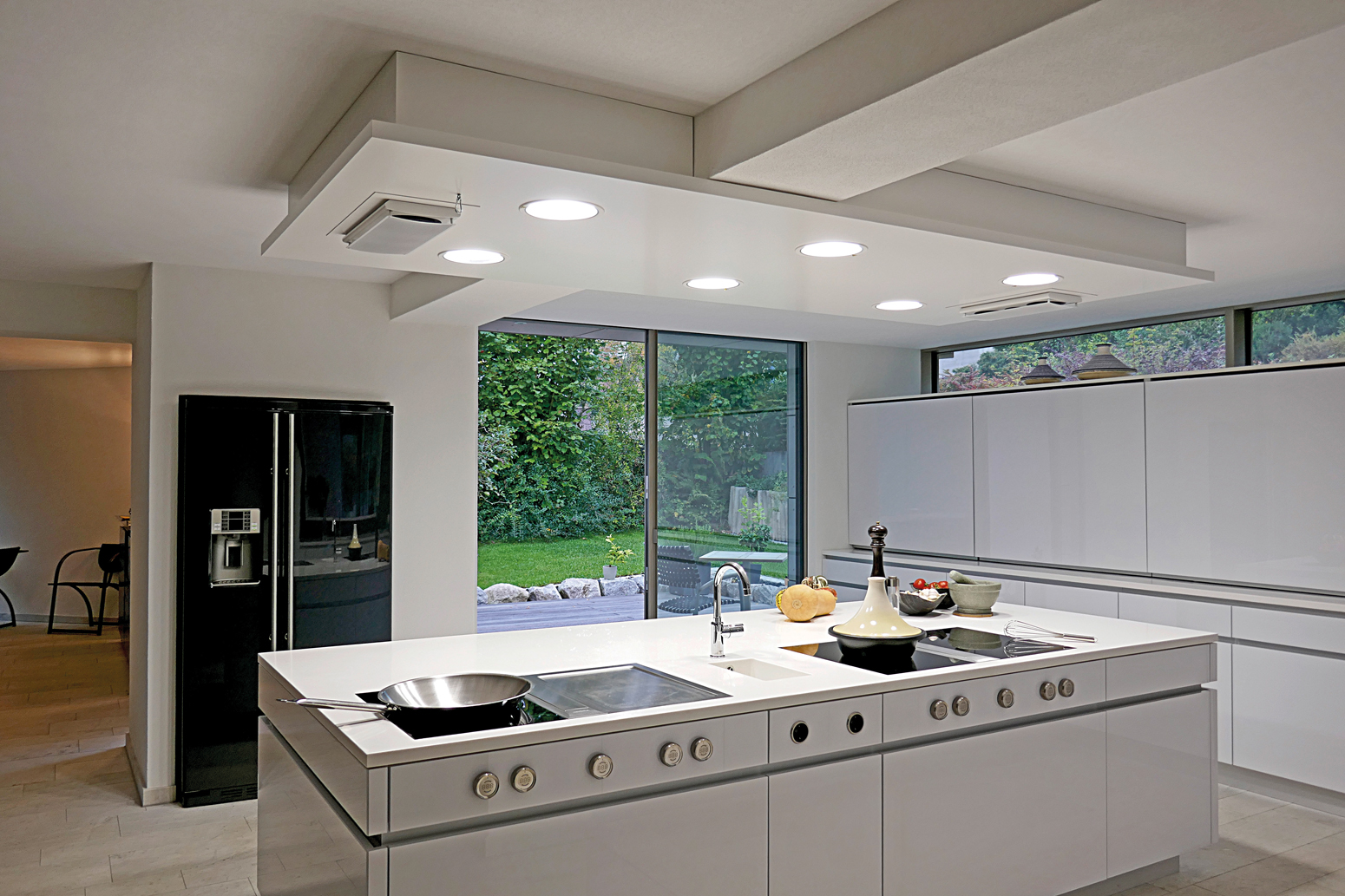 Individuelle Küchenarchitektur: Attraktiv muss sie sein, von allen Seiten. Gemeinsames Zubereiten und Genießen steht im Mittelpunkt.