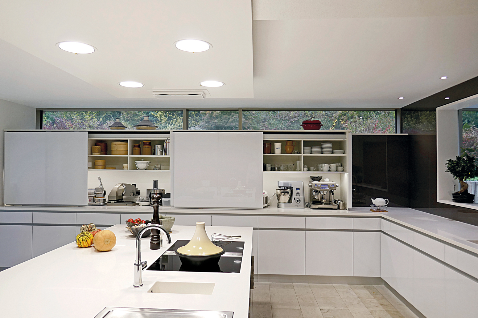 Arbeitsplatte in Mineralwerkstoff, Fronten in Echtglas weiß und anthrazit.