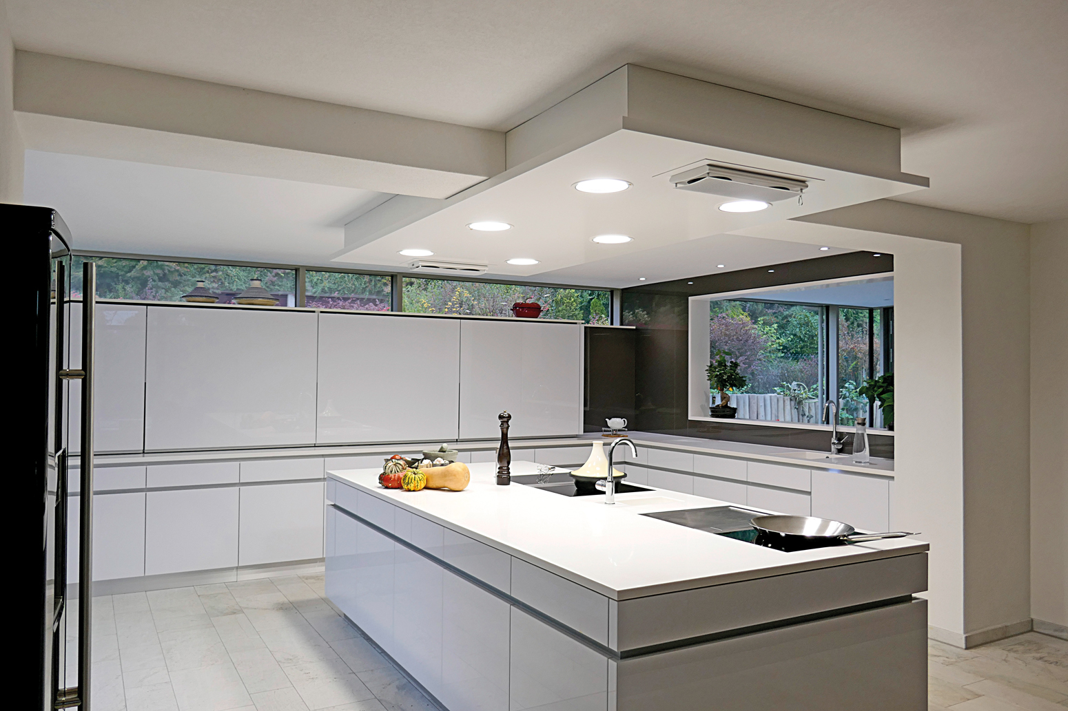 Küchenblock mit Deckensegel einschließlich Licht- und Medieninstallation.