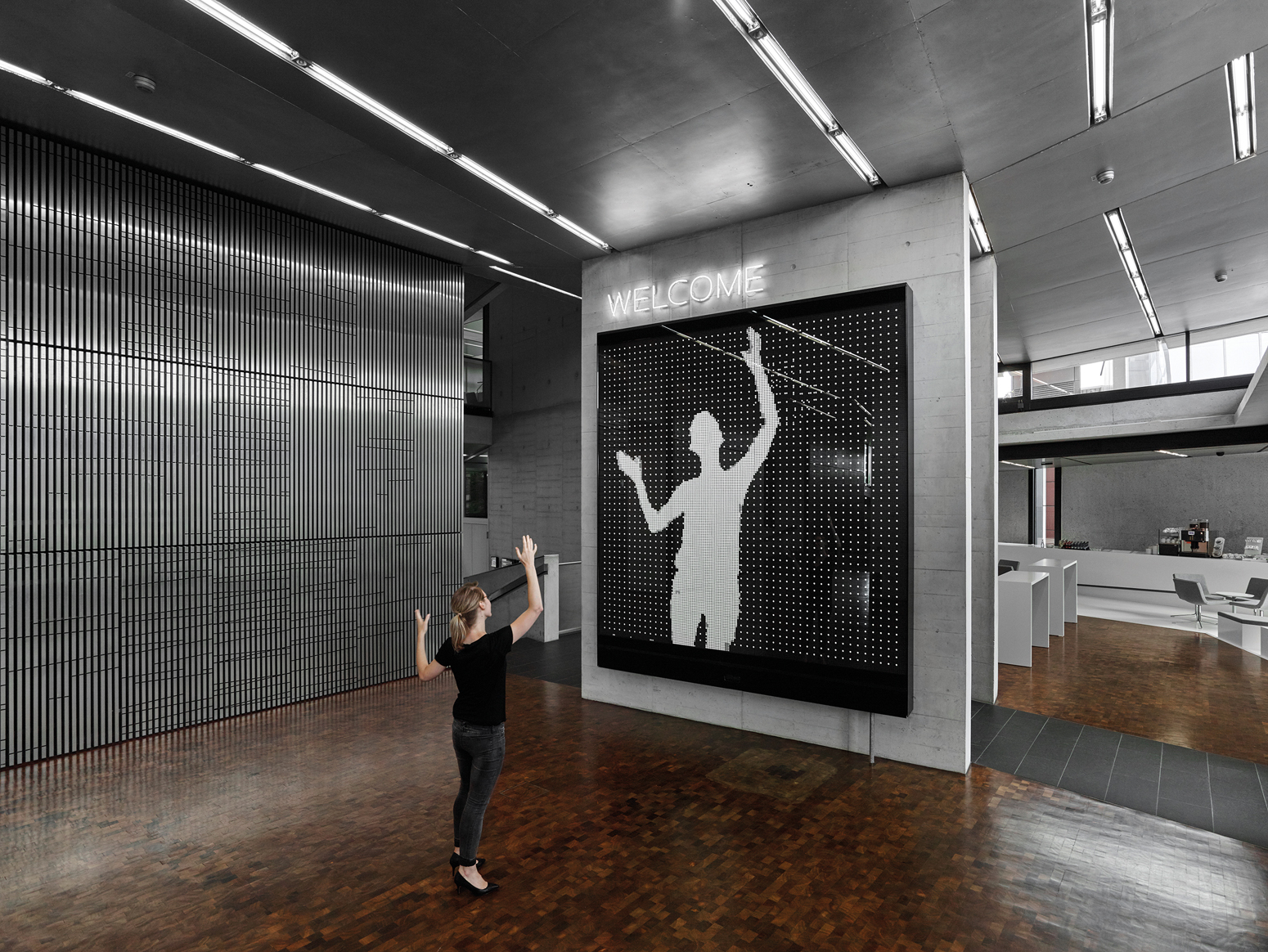 Flip-Dot-Wall mit integrierter Kamera-Erkennung.