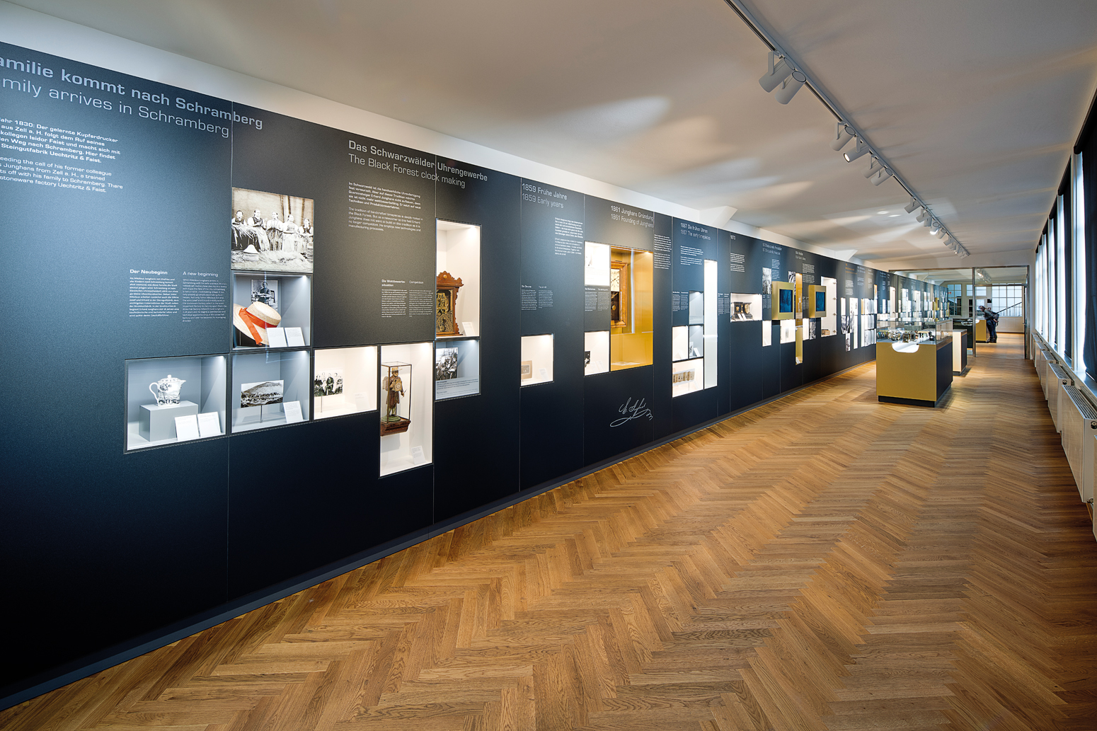 Beleuchtete Vitrinen mit Front in Alucobond.