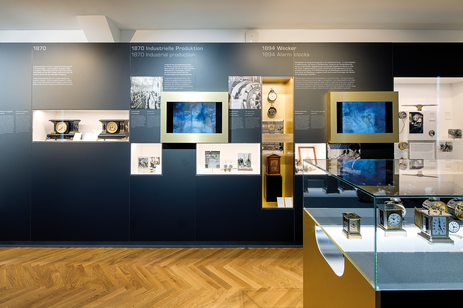 Vitrine mit Glashaube.