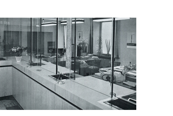 Schaltertheke mit schusssicherem Panzerglasaufsatz.