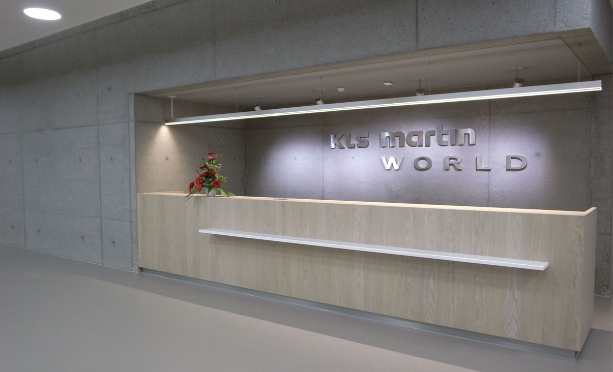 Statement aus Eiche Natur mit Brett-Charakter. Exklusive Empfangstheke mit klaren Linien.