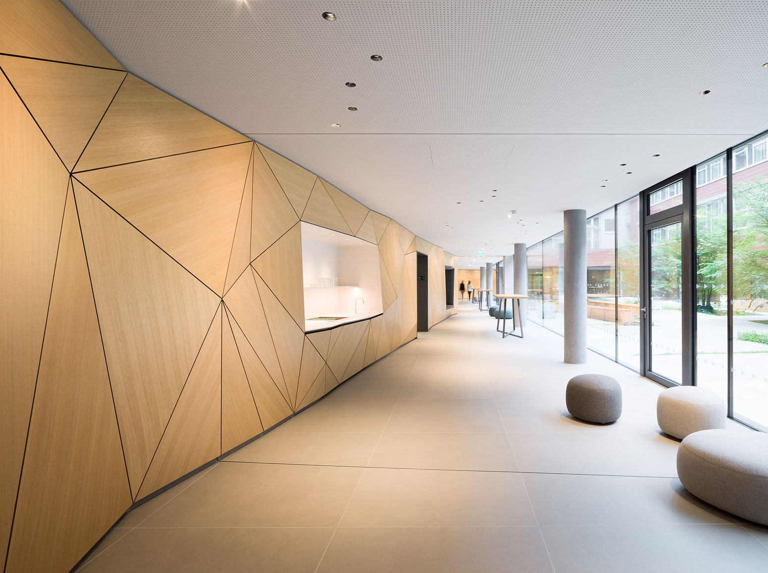 160 Laufmeter Raumskulpturwand mit Buffetnische, Sitznische und Türportale.