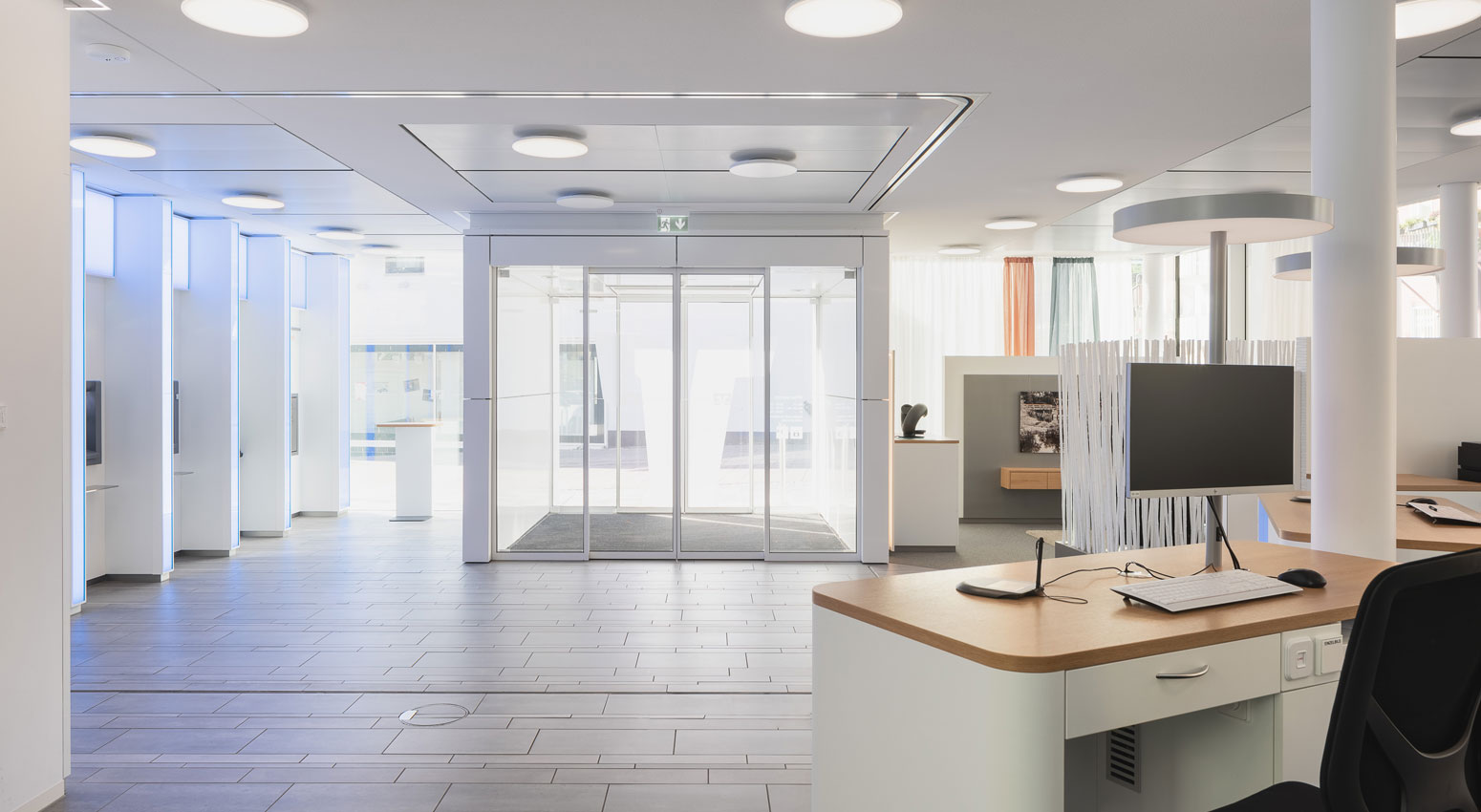 Entree mit SB-Bereich und Service.