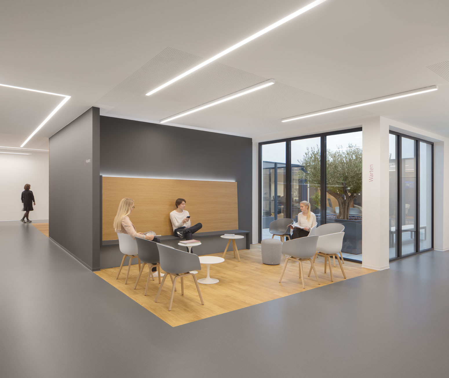 Die großzügigen Praxisräumlichkeiten erlauben mehrere Wartebereiche